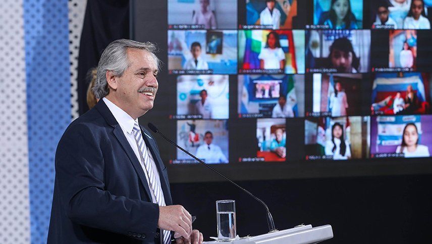 El Presidente le tomó juramento a la bandera a 37 alumnos de todo el país