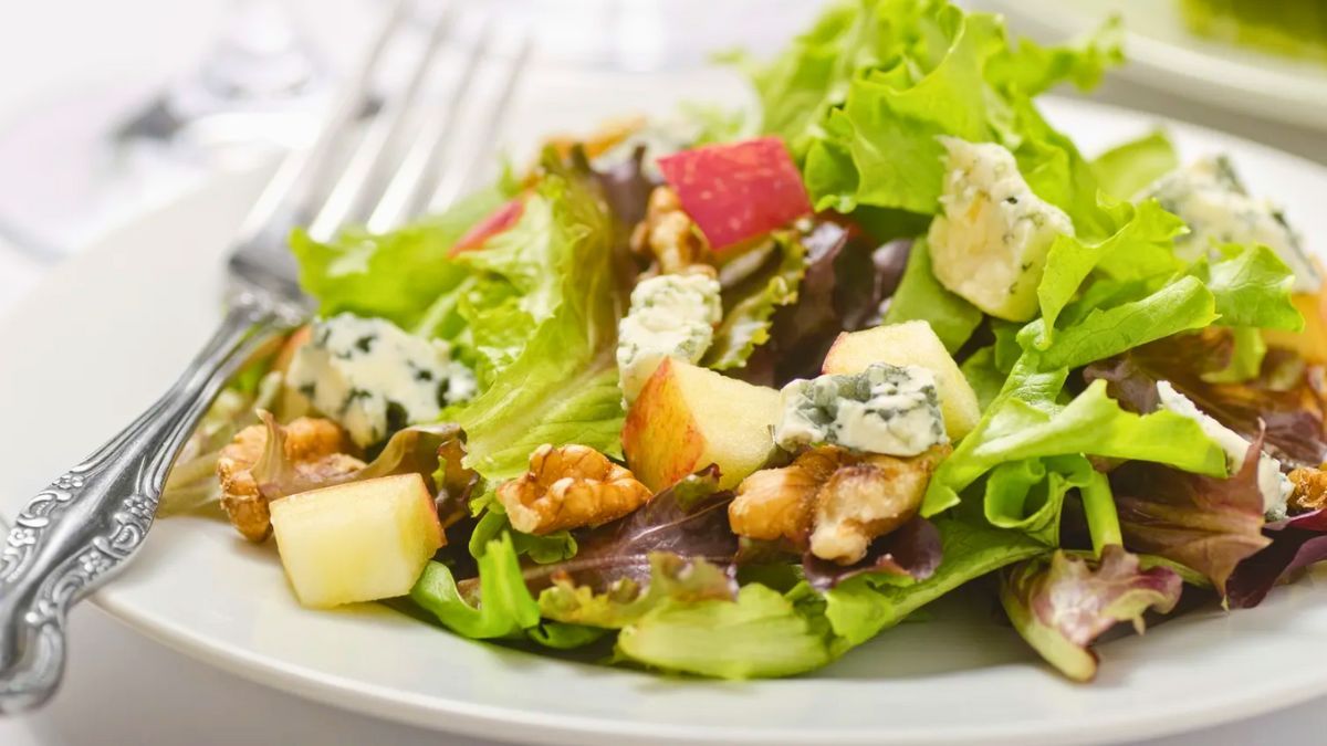 Qué lleva la ensalada Waldorf: la receta fresca y agridulce más fácil y famosa del mundo