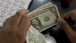 El dólar abrió por debajo de los $44