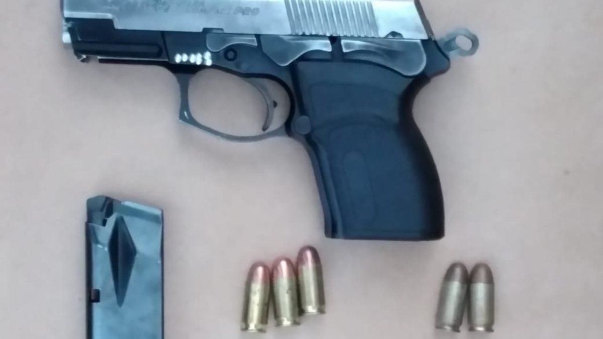 Una de las pistolas de los delincuentes.