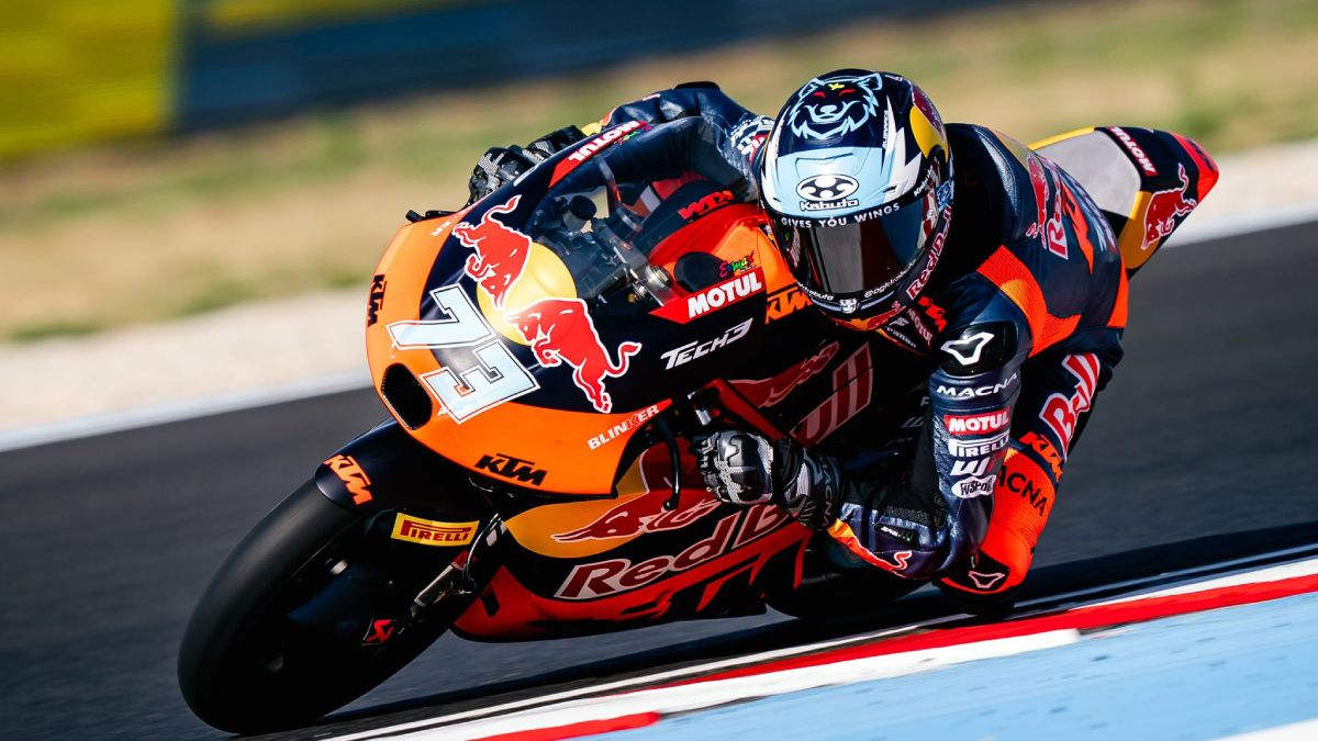 Valentín Perrone hizo flamear la celeste y blanca en el podio de la categoría Moto3