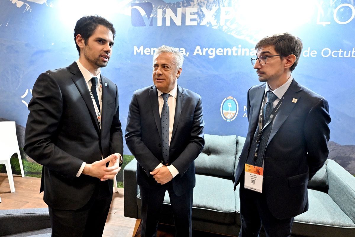 Cornejo junto al embajador argentino en Francia y el empresario representent d Vinexposium. Cornejo junto al embajador argentino en Francia y el empresario representent d Vinexposium.