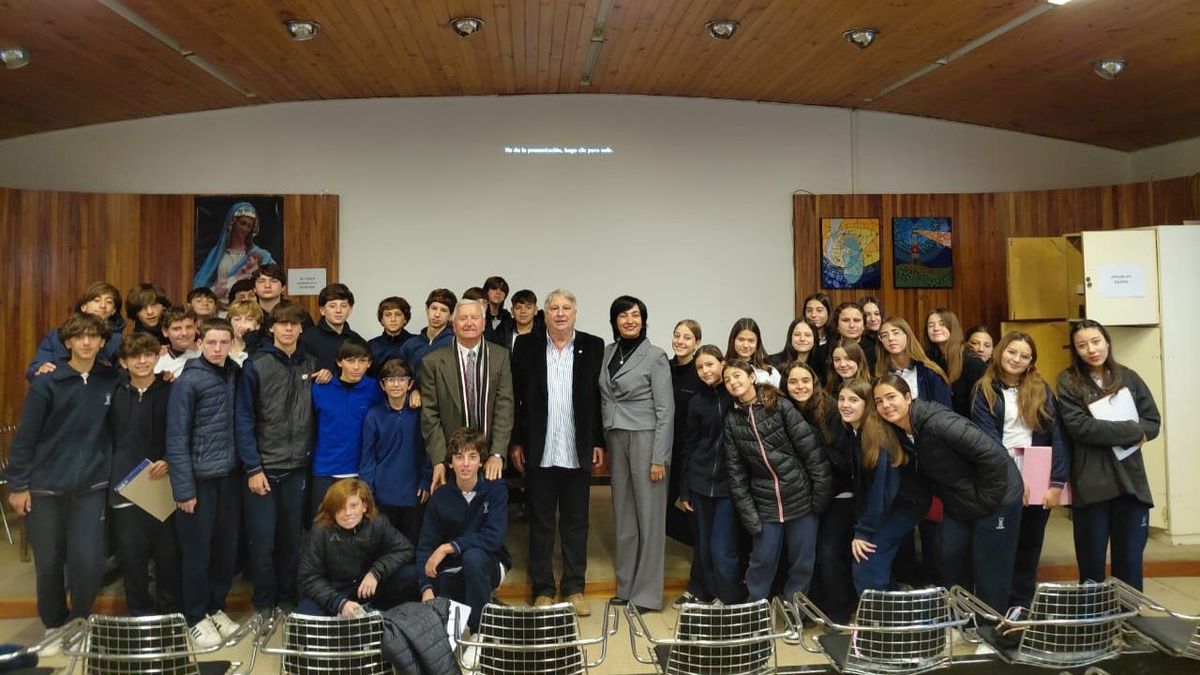 Dardo Forti, veterano de Malvinas, junto al hermano Eutimio Rubio Sáez (a su izquierda), representante legal del Colegio San José de los Hermanos Maristas. Dardo Forti, veterano de Malvinas, junto al hermano Eutimio Rubio Sáez (a su izquierda), representante legal del Colegio San José de los Hermanos Maristas.