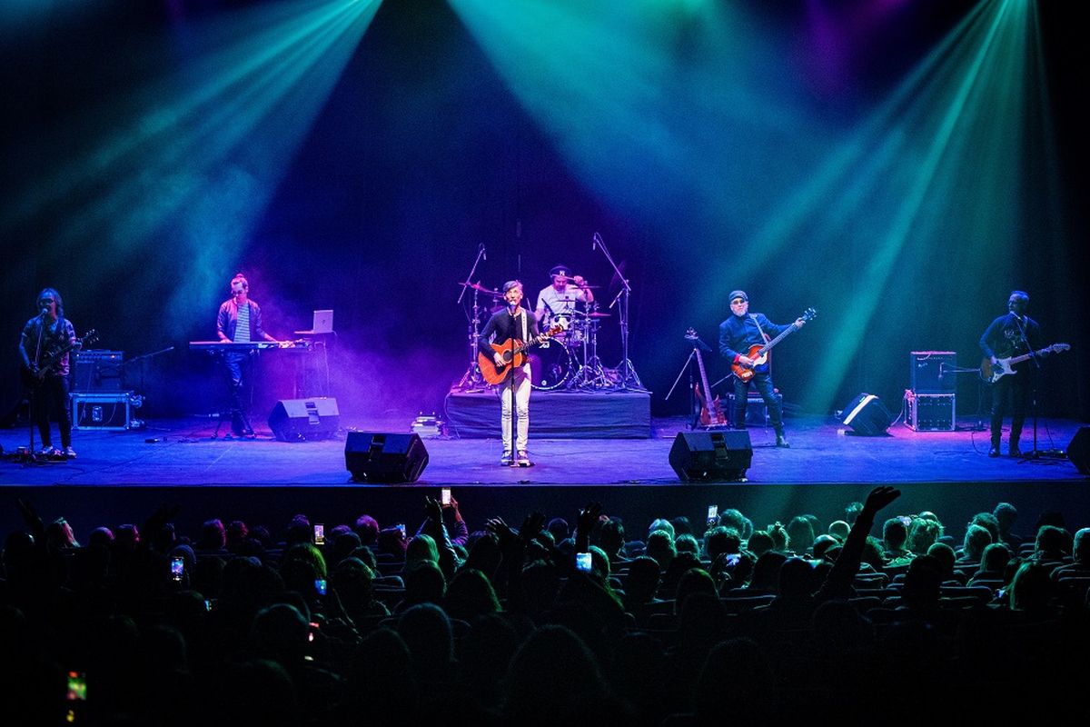 Moura está lanzando su carrera solista bajo el nombre de Fede Moura, acompañado por su banda.