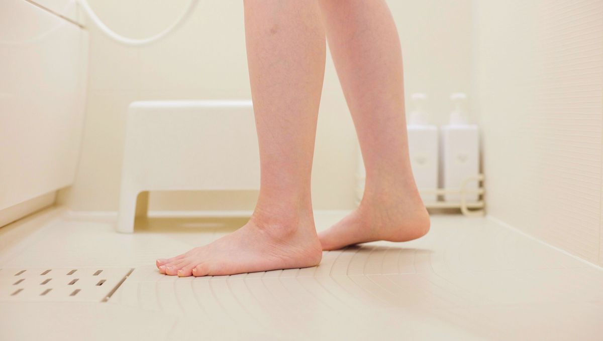 Es importante limpiar los pisos del baño, así como todas sus partes por lo menos una vez por semana. Es importante limpiar los pisos del baño, así como todas sus partes por lo menos una vez por semana.