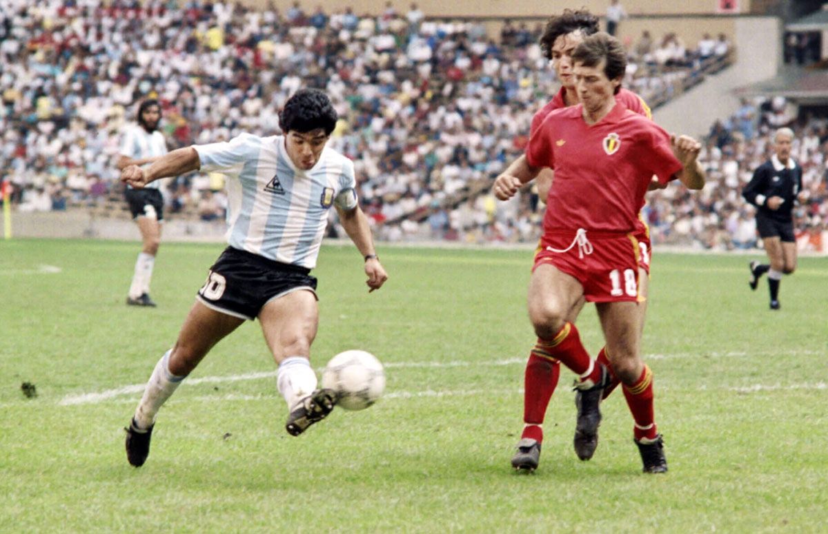 Maradona en uno de sus mejores partidos.