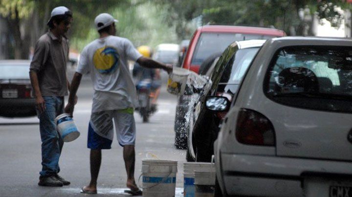 Sanciones para los trapitos y el lavado de autos  en la calle a cambio de dinero