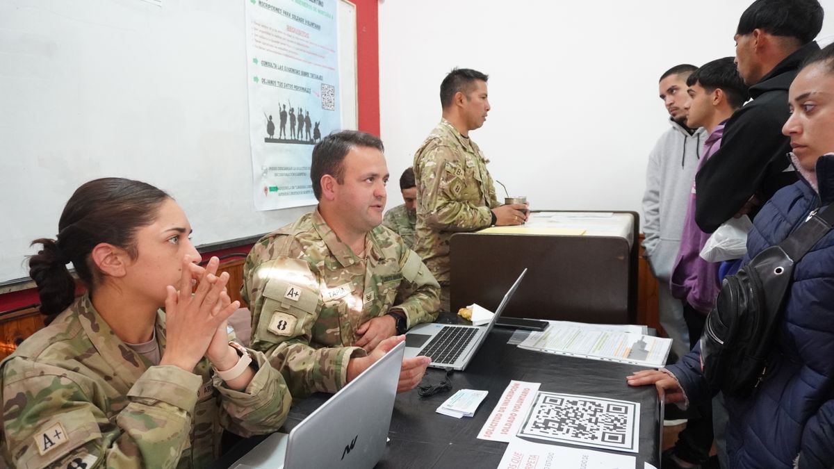 Aspirantes a soldados voluntarios escuchan las instrucciones.