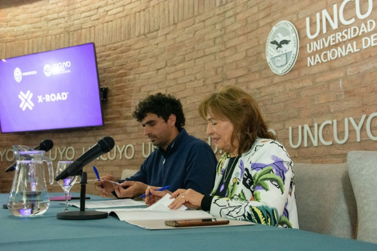 Natalio Mema y Esther Sanchez durante la firma del convenio en el CICUNC.