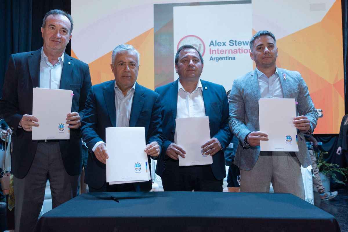 El vicerrector de la UNCuyo, Gabriel Fidel; el gobernador Alfredo Cornejo; el presidente de la Asociaci&oacute;n de Industriales Metal&uacute;rgicos de Mendoza (Asinmet), Fabi&aacute;n Sol&iacute;s, y el intendente de Guaymall&eacute;n, Marcos Calvente. &nbsp;