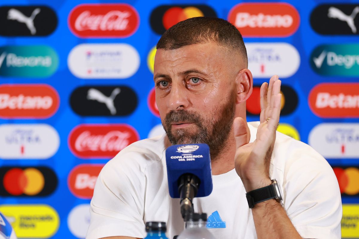 Walter Samuel brindó la conferencia de prensa post victoria ante Perú por la descompostura de Lionel Scaloni. Walter Samuel brindó la conferencia de prensa post victoria ante Perú por la descompostura de Lionel Scaloni. 