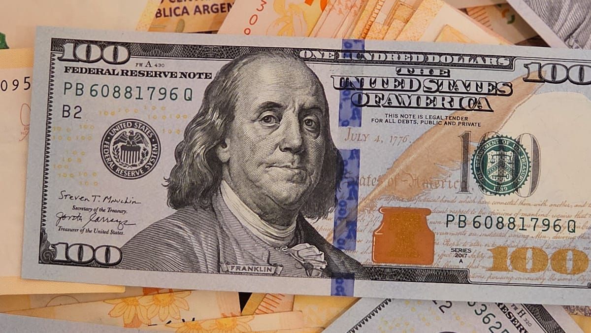 El dólar blue subió 10 pesos este viernes.