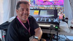 Julián Albarracín emigró a Miami, donde obtuvo una visa de talento. Trabaja en producciones musicales y eventos y se prepara para llevar el asado, el vino y el café.