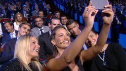 Ella se sacó un selfie millonaria en el sorteo de la Champions