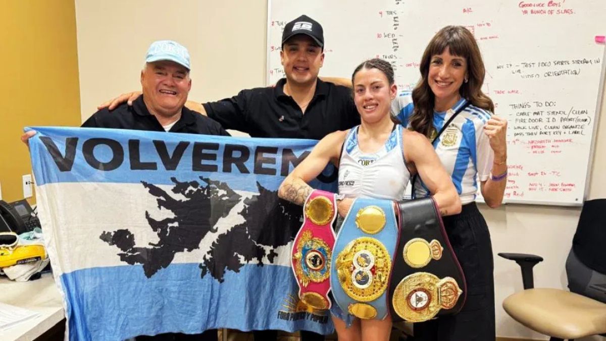 Súper campeona. Evelin Bermúdez nuestra sus tres cinturones de campeona mundial de boxeo profesional