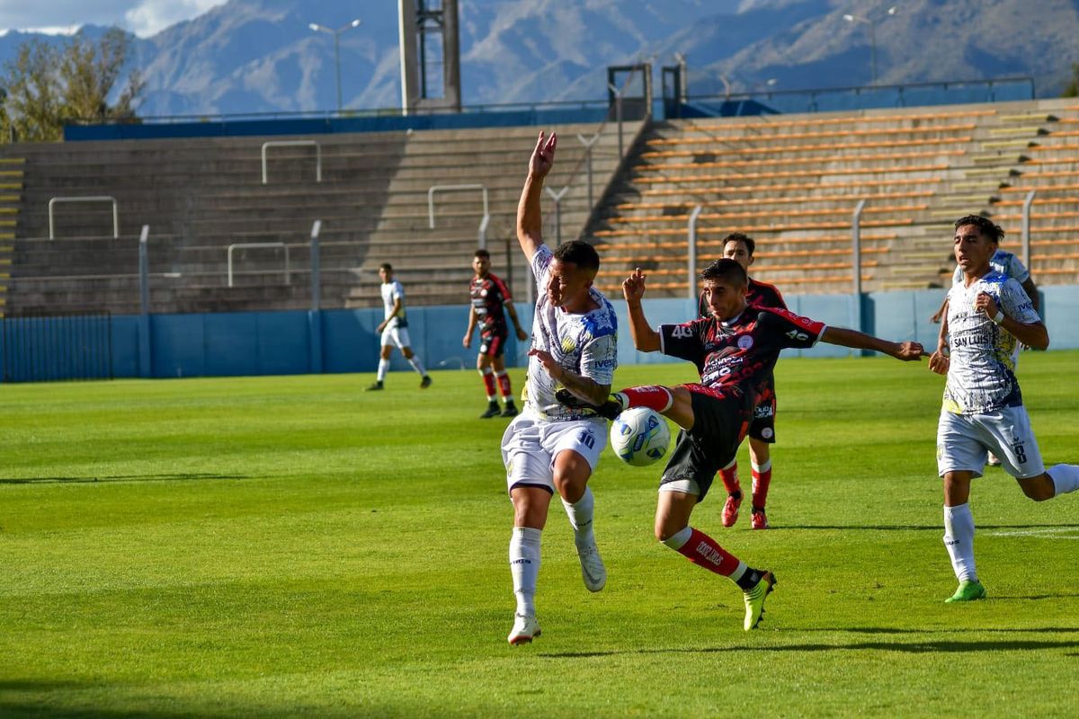 Huracán Las Heras fue superior a Juventud Unida y perdió injustamente.
