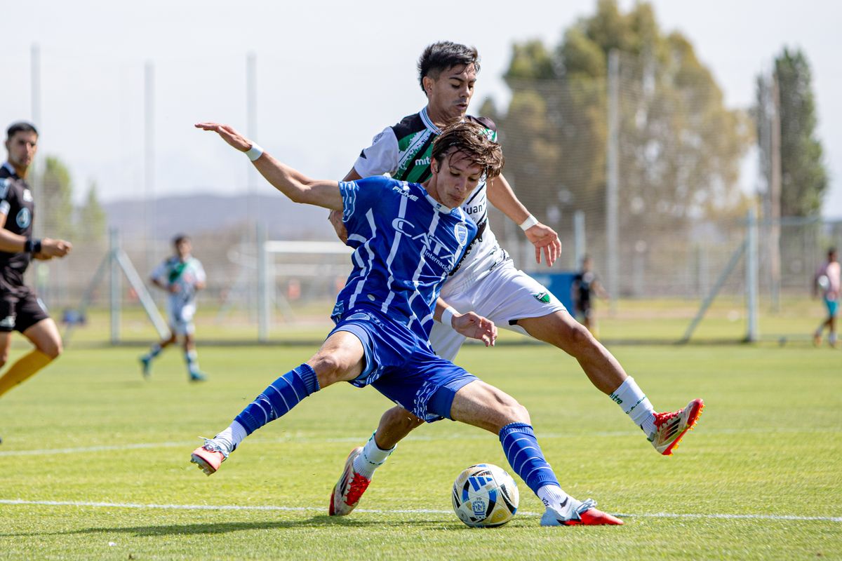 Baltasar Castillo encabezando una de las jugadas de riesgo de Godoy Cruz.