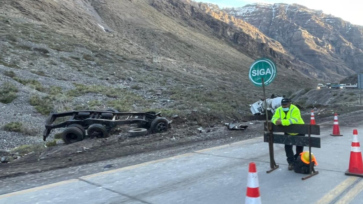 Un camionero paraguayo murió al volcar en los caracoles de Chile.