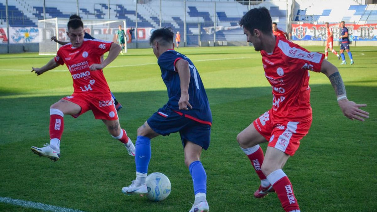El Globo sufrió una dura derrota ante el Bohemio. El Globo sufrió una dura derrota ante el Bohemio.