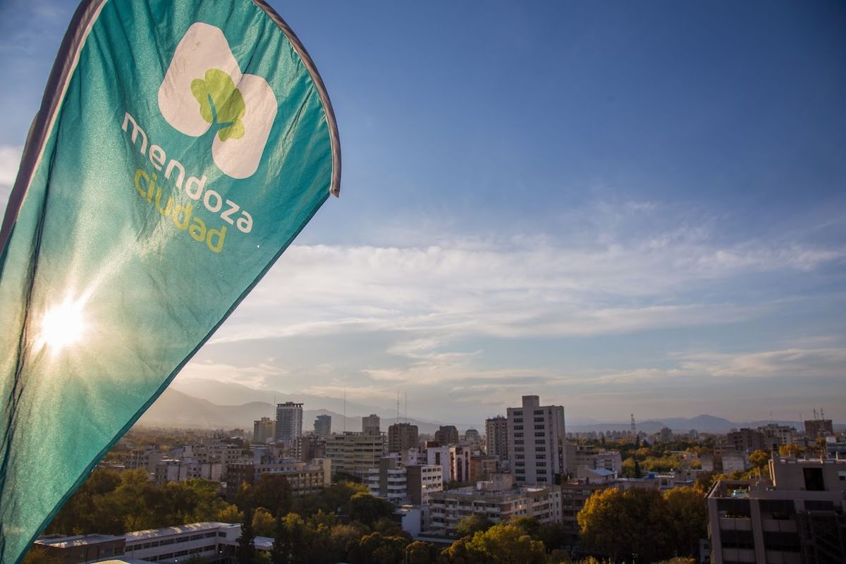 La Ciudad de Mendoza aporta al PBI de la provincia lo recaudado en la actividad comercial, gastronómica y del turismo. La Ciudad de Mendoza aporta al PBI de la provincia lo recaudado en la actividad comercial, gastronómica y del turismo.