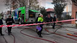 Los bomberos que llegaron a la casa incendiada lograron sofocar las llamas pero no fue posible rescatar a una mujer de 80 años que murió en su vivienda