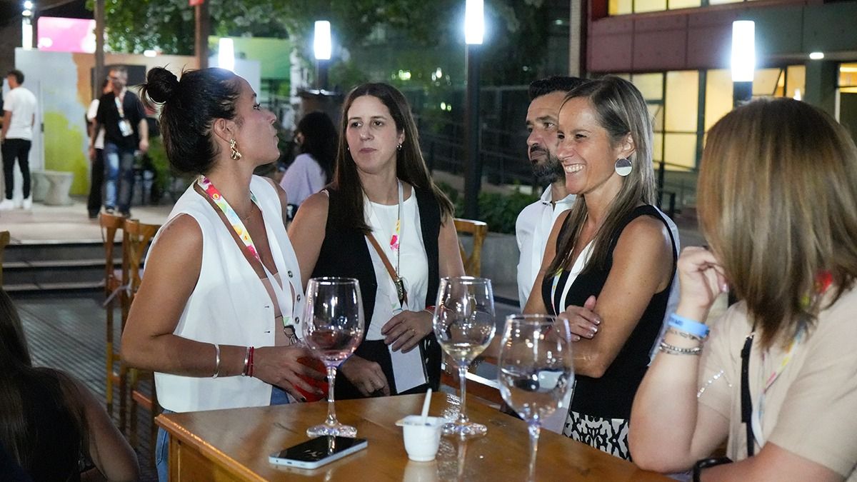 Charlas y risas en el espacio de Networking. Foto: Martín Pravata/Diario Uno. Charlas y risas en el espacio de Networking. Foto: Martín Pravata/Diario Uno.