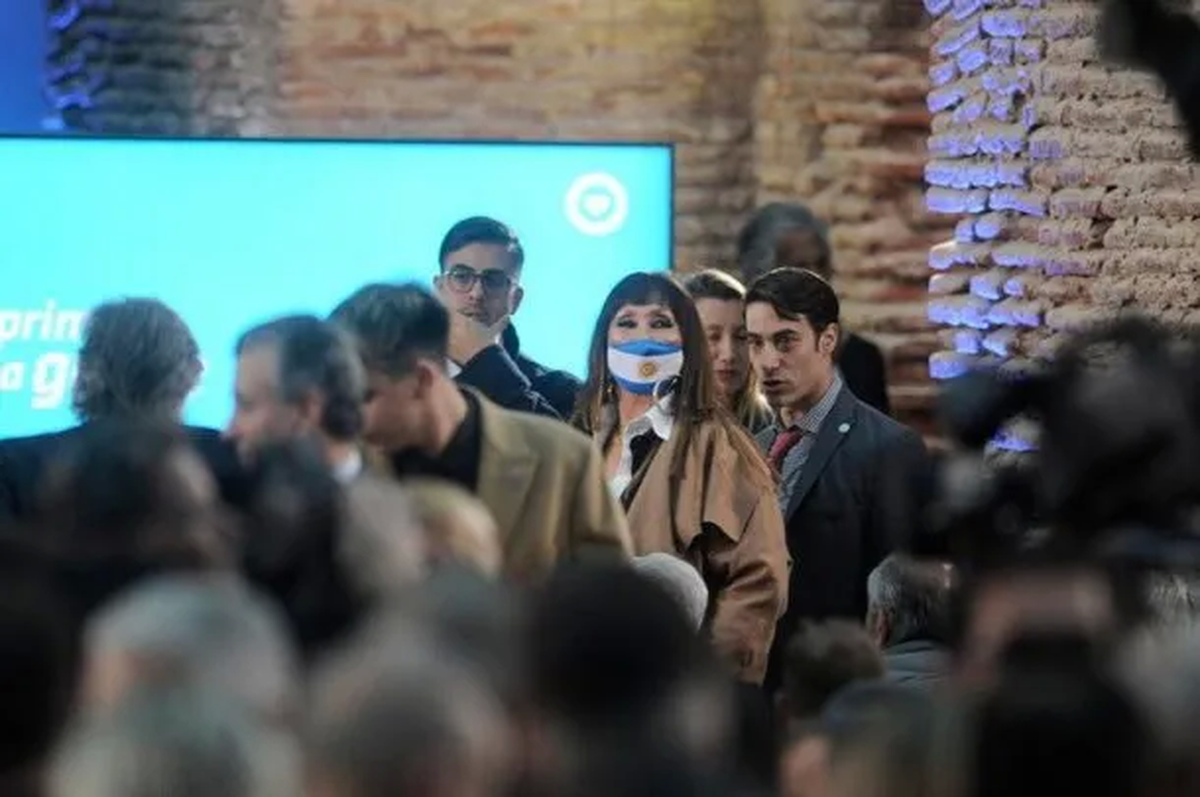 El look de Moria Casán para la jura de Massa.