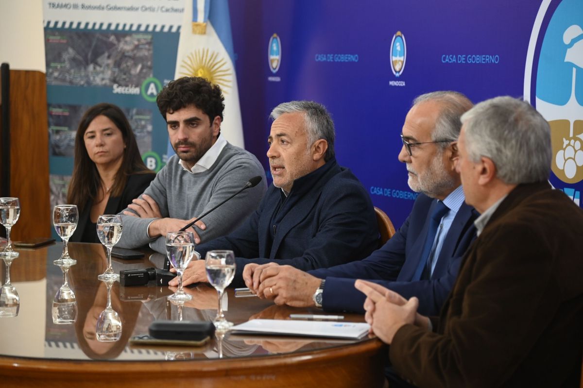 Alfredo Cornejo firmó la adjudicación de la tercera etapa de la ruta 82 y aseguró que la segunda, que está en obra, se finalizará el 31 de diciembre.&nbsp;