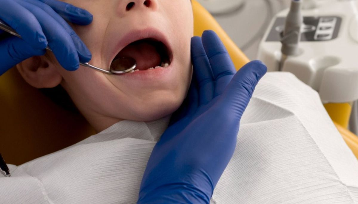 Un niño fue al dentista por una extracción de muela y le sacaron 12 piezas dentales. Fuente: Freepik.