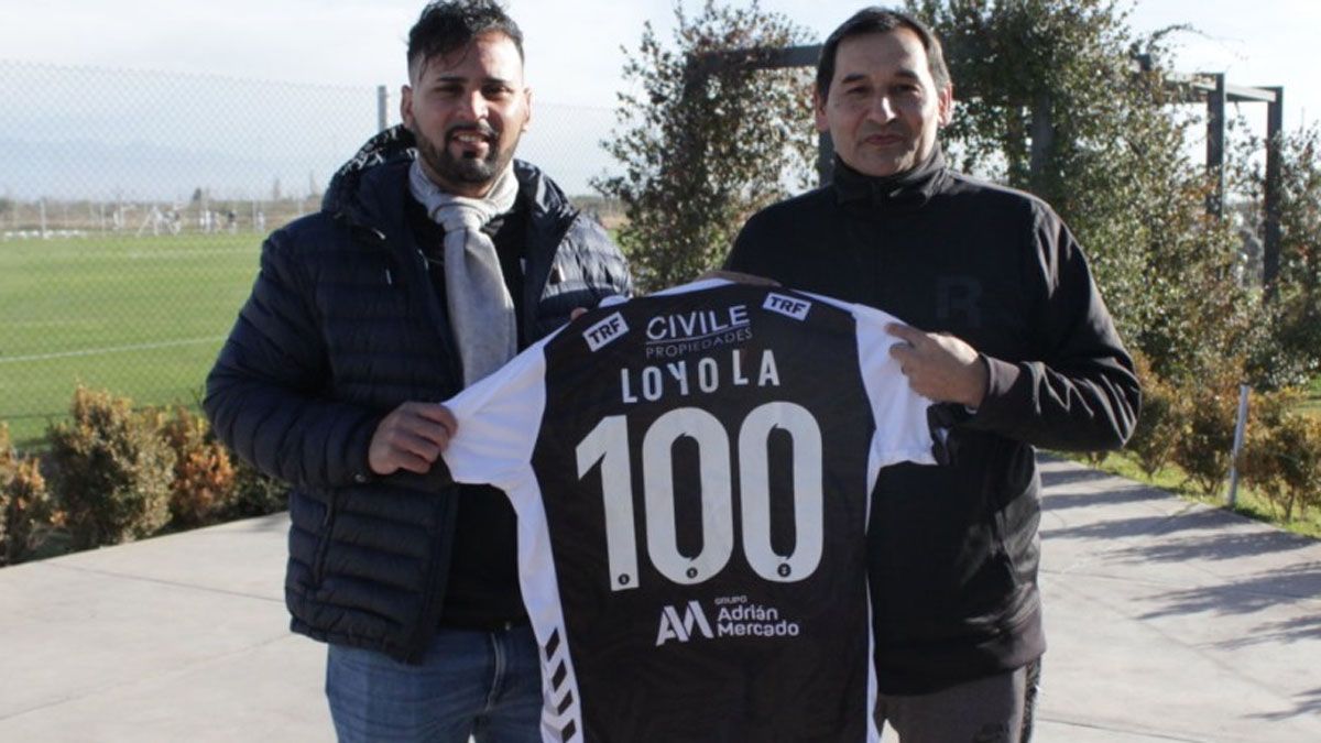 Daniel Loyola jugó 100 partidos en la primera de Platense y por ello recibió un reconocimiento.