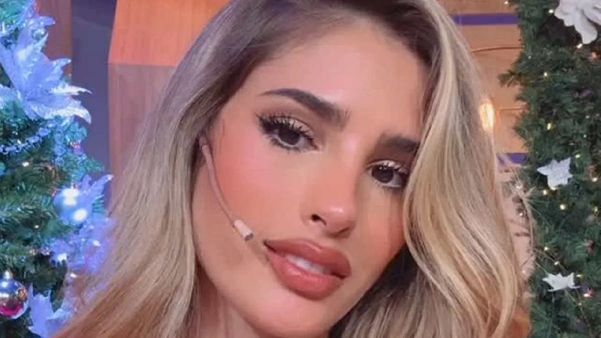 Julieta Poggio le copia la bikini hilo dental ultra XXS a Sol Pérez