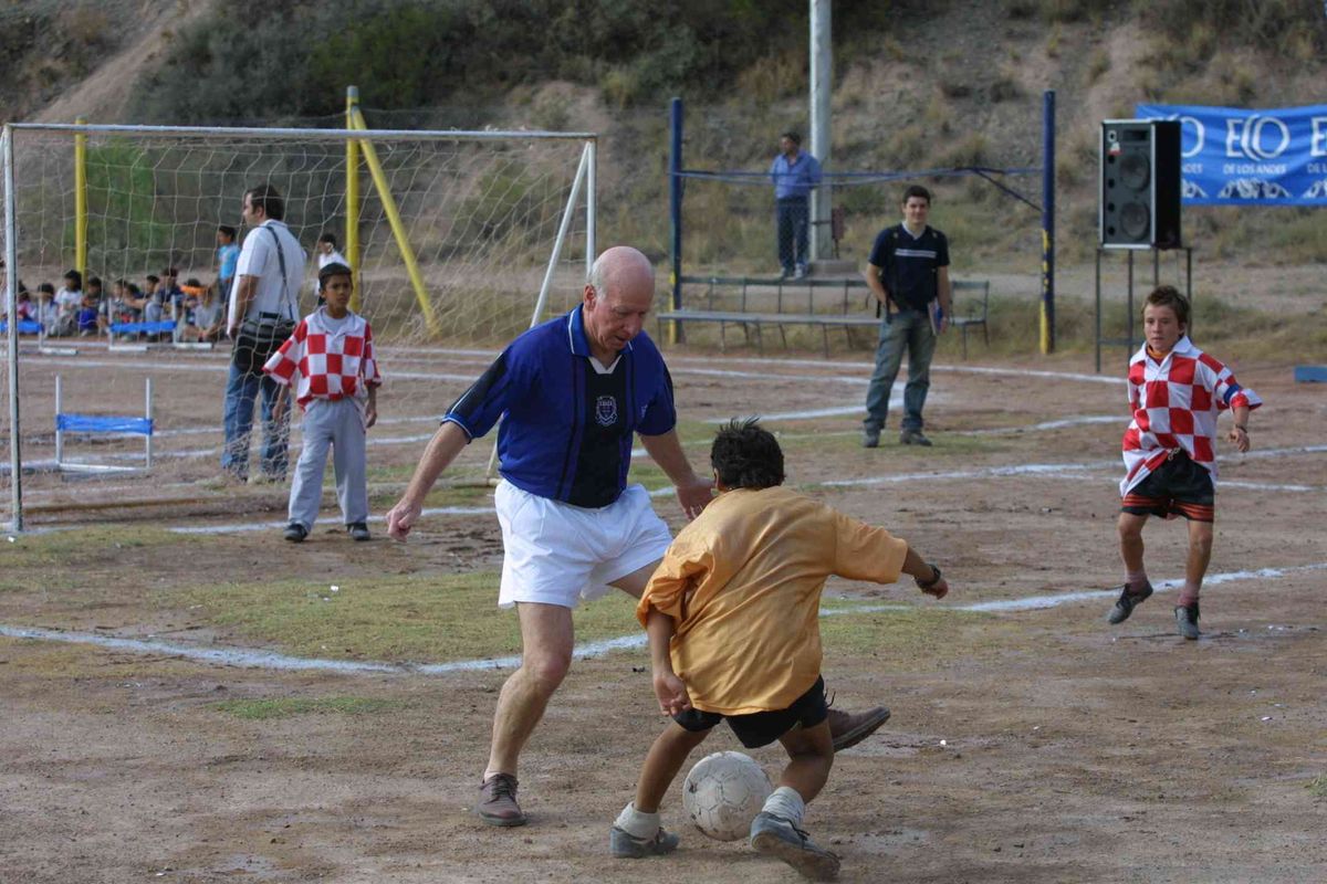 Un lujo para el pibe: gambetear a una leyenda del fútbol Un lujo para el pibe: gambetear a una leyenda del fútbol