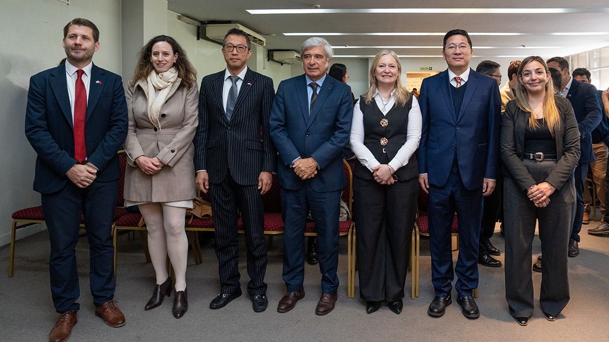 Autoridades chinas y argentinas durante el evento en la Universidad Congreso. Autoridades chinas y argentinas durante el evento en la Universidad Congreso.