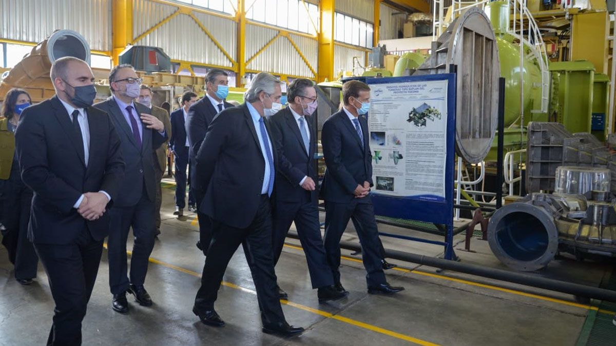 Kulfas (es el que tiene la mano cerca del corazón) durante el primer recorrido oficial en la Impsa capitalizada. 366 días después, lo echaron.