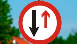 Atención conductores: qué significa la señal de tránsito con una flecha negra y roja.