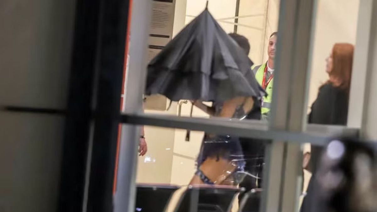 Un paraguas cubriendo su rostro y todavía con la ropa del show. Así llegó Taylor Swift a Ezeiza. Un paraguas cubriendo su rostro y todavía con la ropa del show. Así llegó Taylor Swift a Ezeiza.