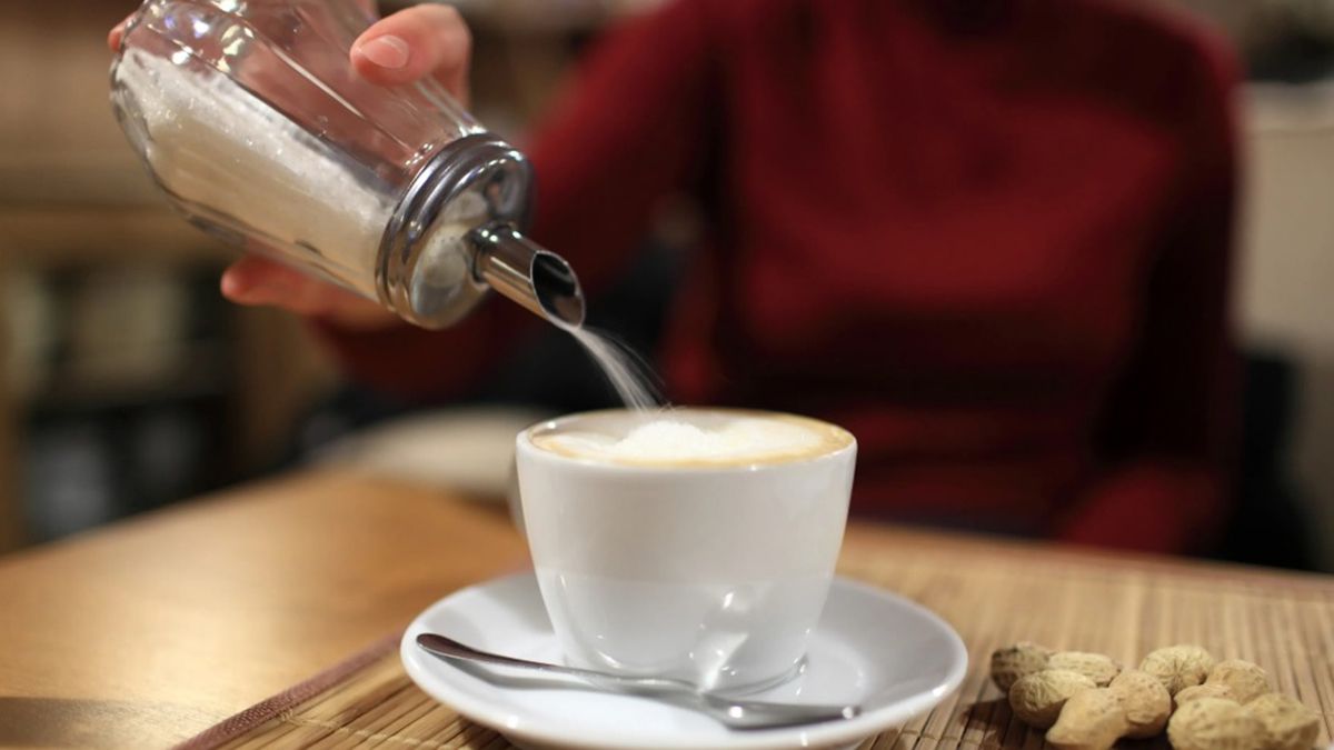 Tomar el café con azúcar en exceso puede provocar daños que repercuten en el organismo Tomar el café con azúcar en exceso puede provocar daños que repercuten en el organismo
