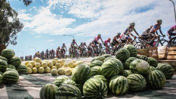 Casi una tragedia: un conductor estuvo a nada de embestir al pelotón ciclista