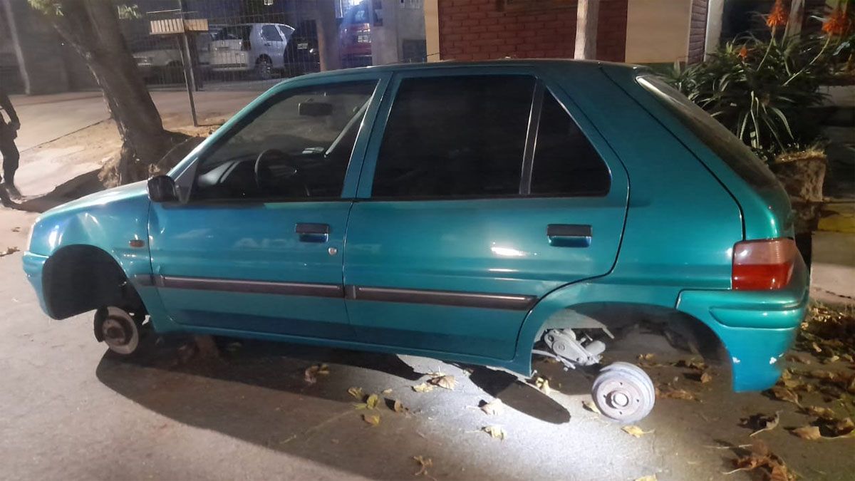 Los delincuentes se escondieron dentro de una acequia, practicamente al lado del auto al que le habían robado tres ruedas.