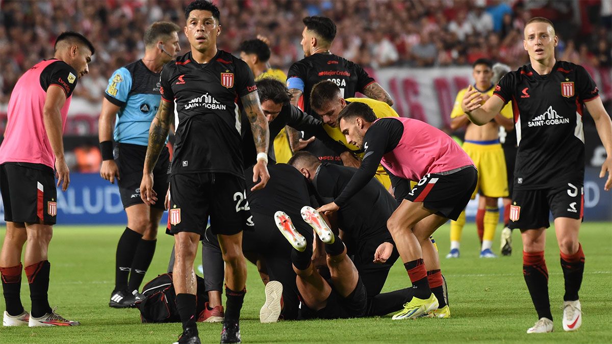 El momento en el que se descompensó el jugador de Estudiantes Javier Altamirano.