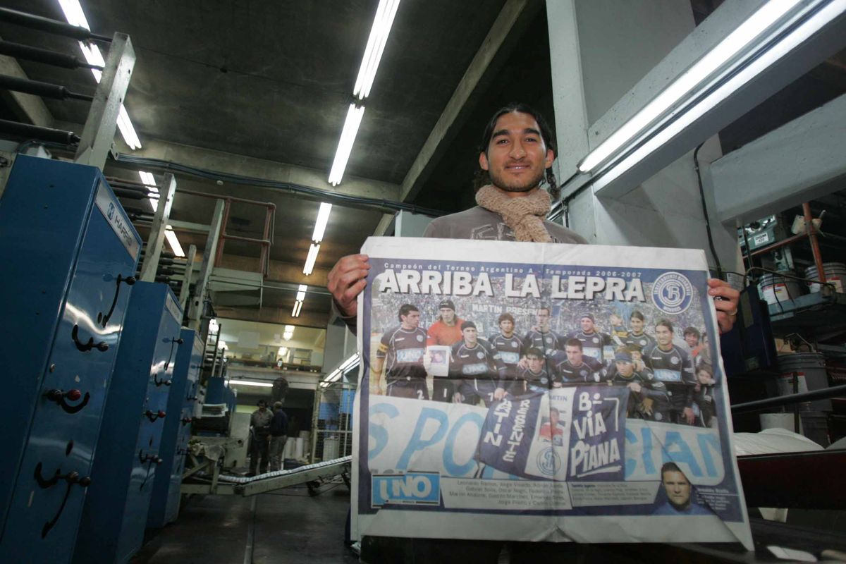 Gastón Martínez festejó el ascenso del 2007 en la vieja rotativa de Diario UNO, en calle Pedro Molina. Gastón Martínez festejó el ascenso del 2007 en la vieja rotativa de Diario UNO, en calle Pedro Molina.