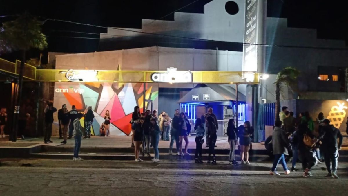 Violento enfrentamiento. Un adolescente atacó a puñaladas a otro durante una matiné en una disco