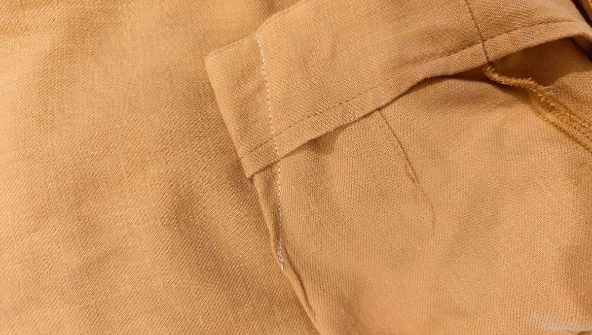 Utiliza hilo del mismo color de la tela para que no se vea la costura. También puedes realizarlo con máquina de coser si tienes. Utiliza hilo del mismo color de la tela para que no se vea la costura. También puedes realizarlo con máquina de coser si tienes. 