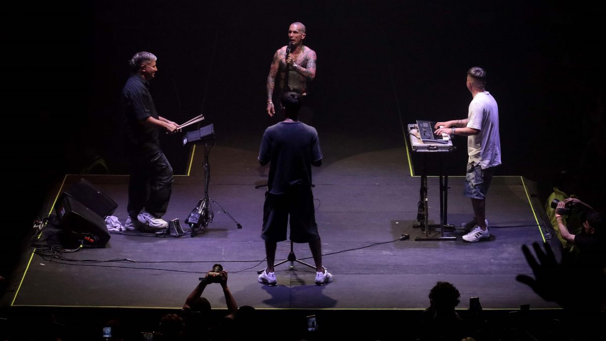 En un momento del concierto, la banda realiza un pasaje minimalista con grandes éxitos. En un momento del concierto, la banda realiza un pasaje minimalista con grandes éxitos.