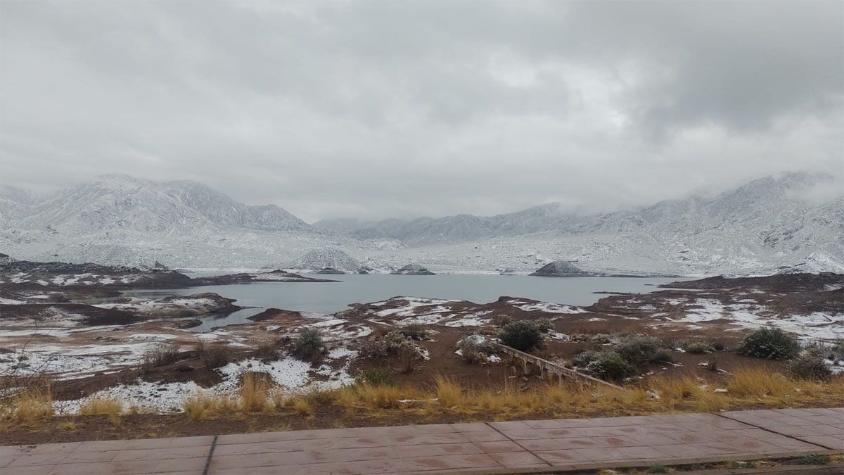 Una imagen del dique Potrerillos con nieve. 