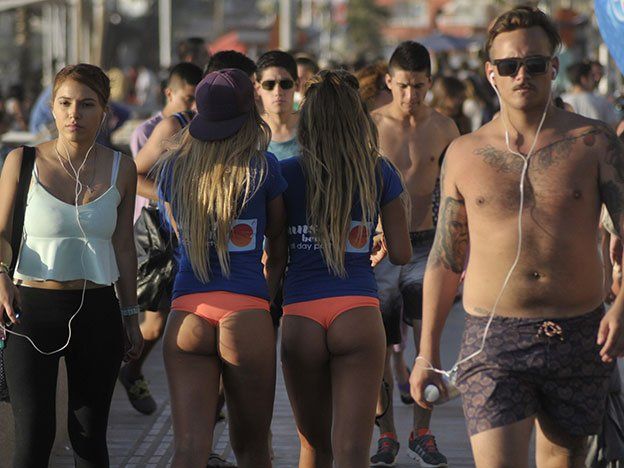 Chicas y chicos para todos los gustos en la playa