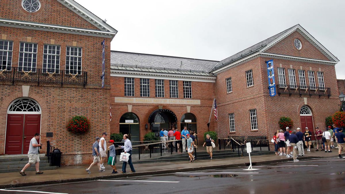 El Salón de la Fama Nacional muestra la historia del béisbol en los Estados Unidos y en el mundo. El Salón de la Fama Nacional muestra la historia del béisbol en los Estados Unidos y en el mundo.