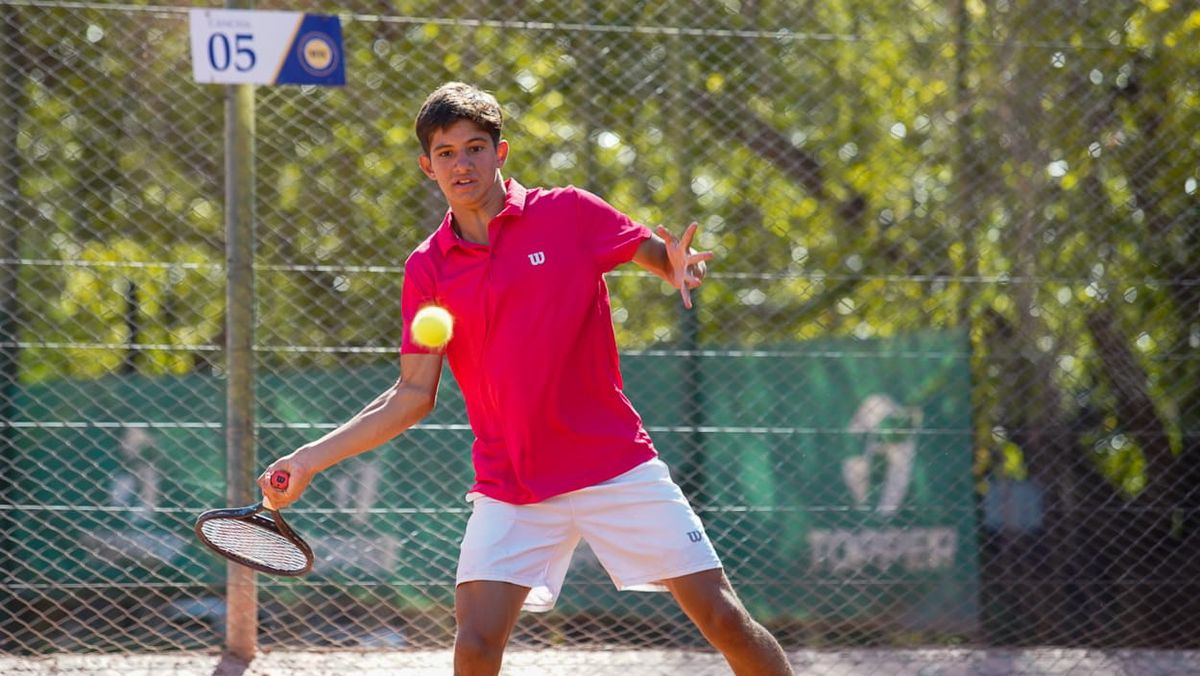 Gran semana para Benjamín Cellia, semifinalista en singles y campeón en dobles (UNO/Axel Lloret) Gran semana para Benjamín Cellia, semifinalista en singles y campeón en dobles (UNO/Axel Lloret)