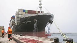 El 16 de mayo, trabajadores portuarios realizan maniobras de amarre de un buque portacontenedores en el Puerto de Chancay, Perú. LI MUZI/XINHUA