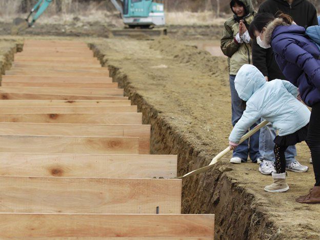Los japoneses comenzaron a sepultar a las víctimas en apresuradas ceremonias